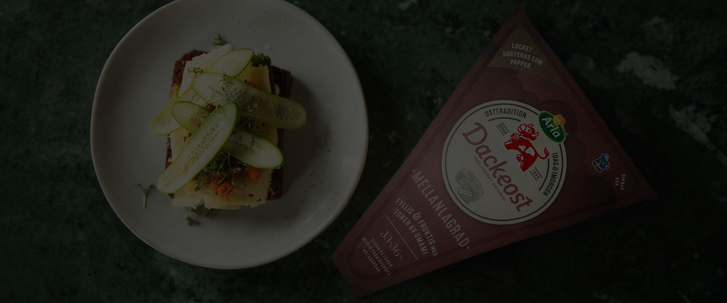 Ostmacka med en dackost bredvid