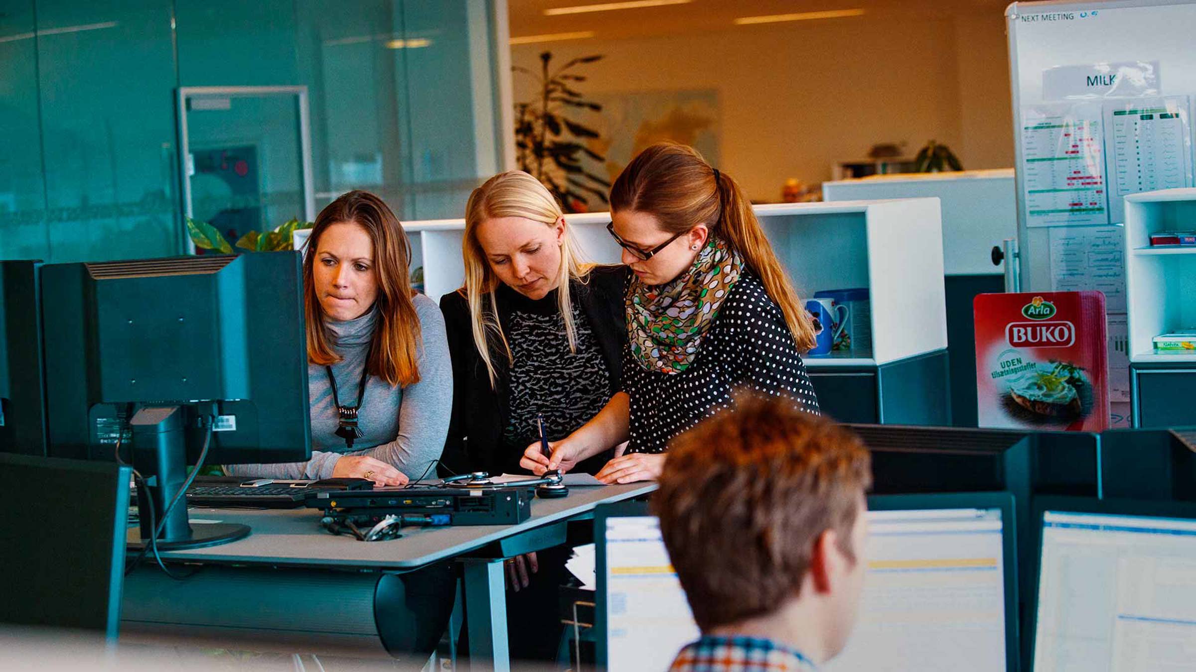 Tre personer på ett kontor