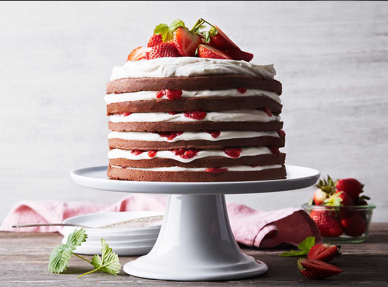 Jordgubbstårta som byggs upp