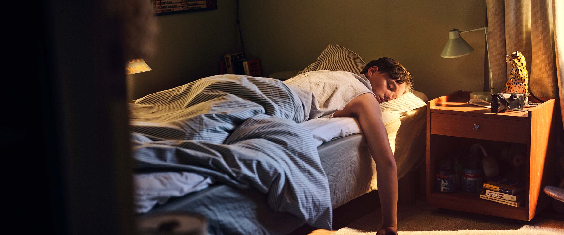 Kille som sover i en säng