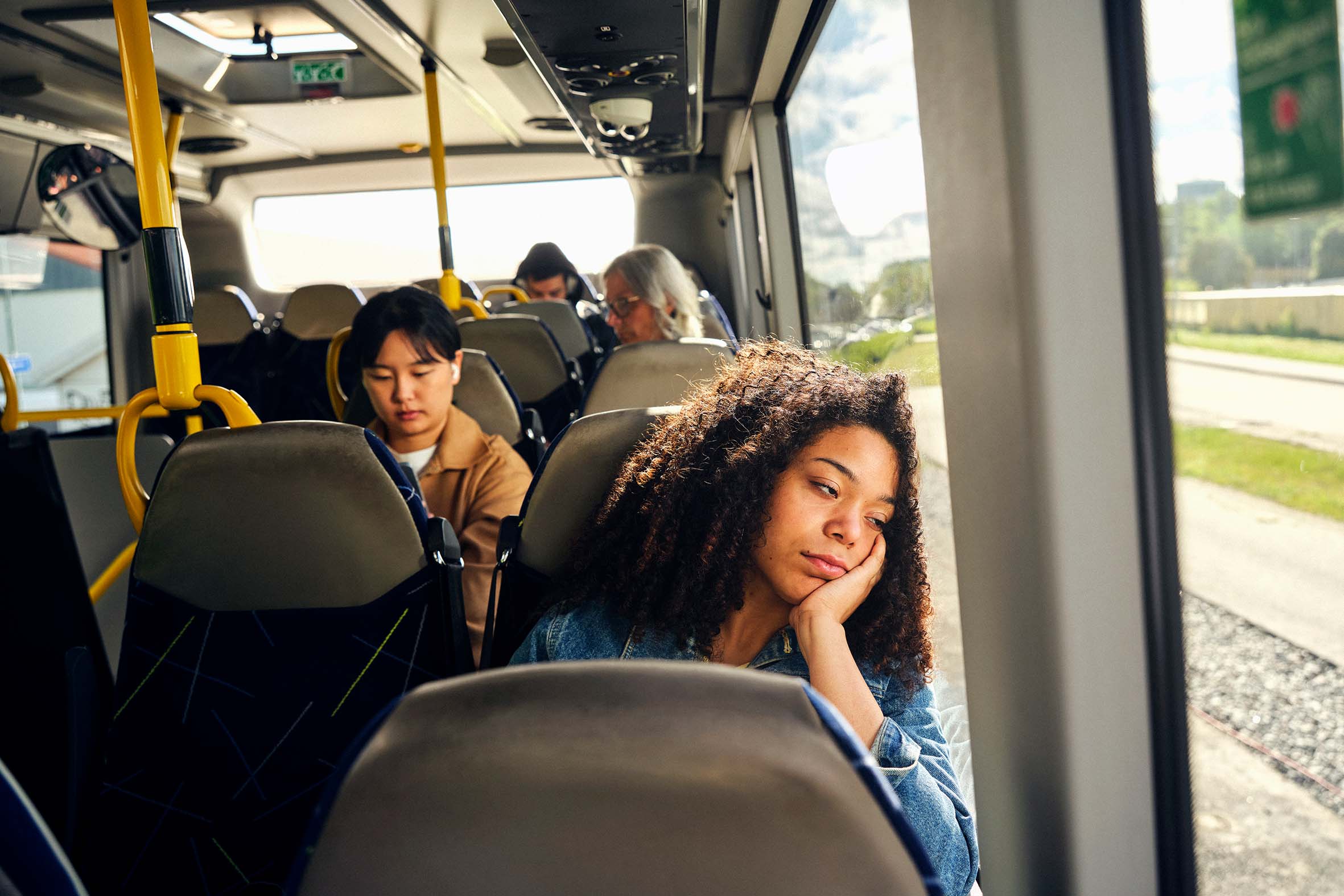 Trött tjej på buss