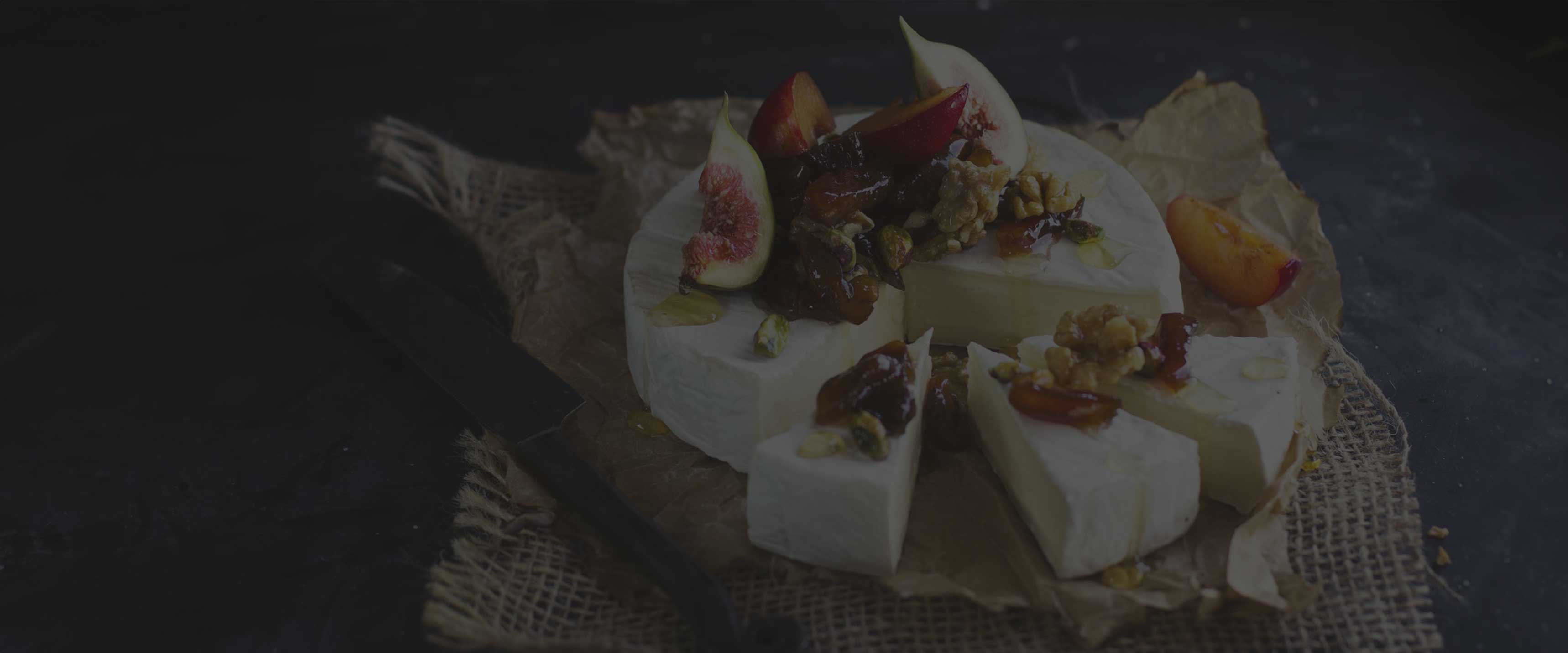 Brieost med fikon och valnötter