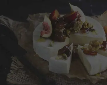 Brieost med fikon och valnötter