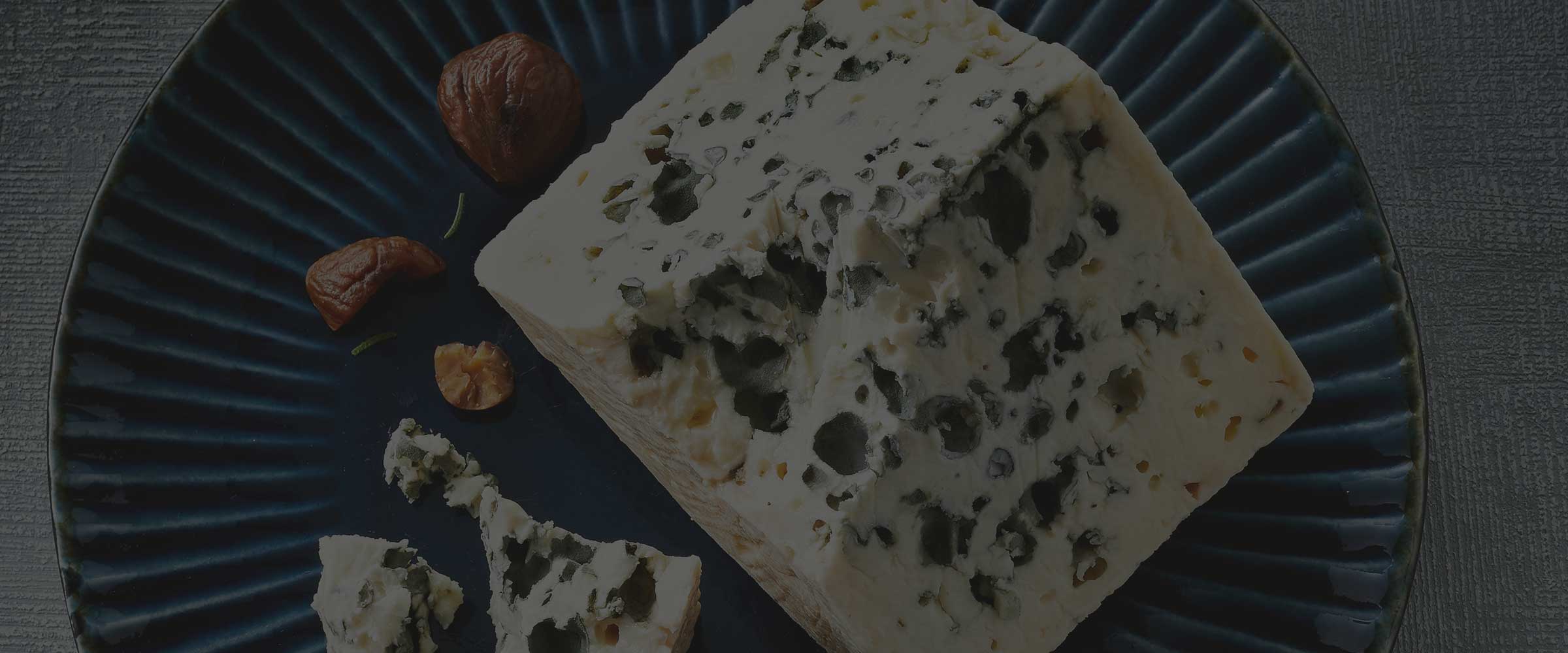 Roquefort ost på ett blått fat 