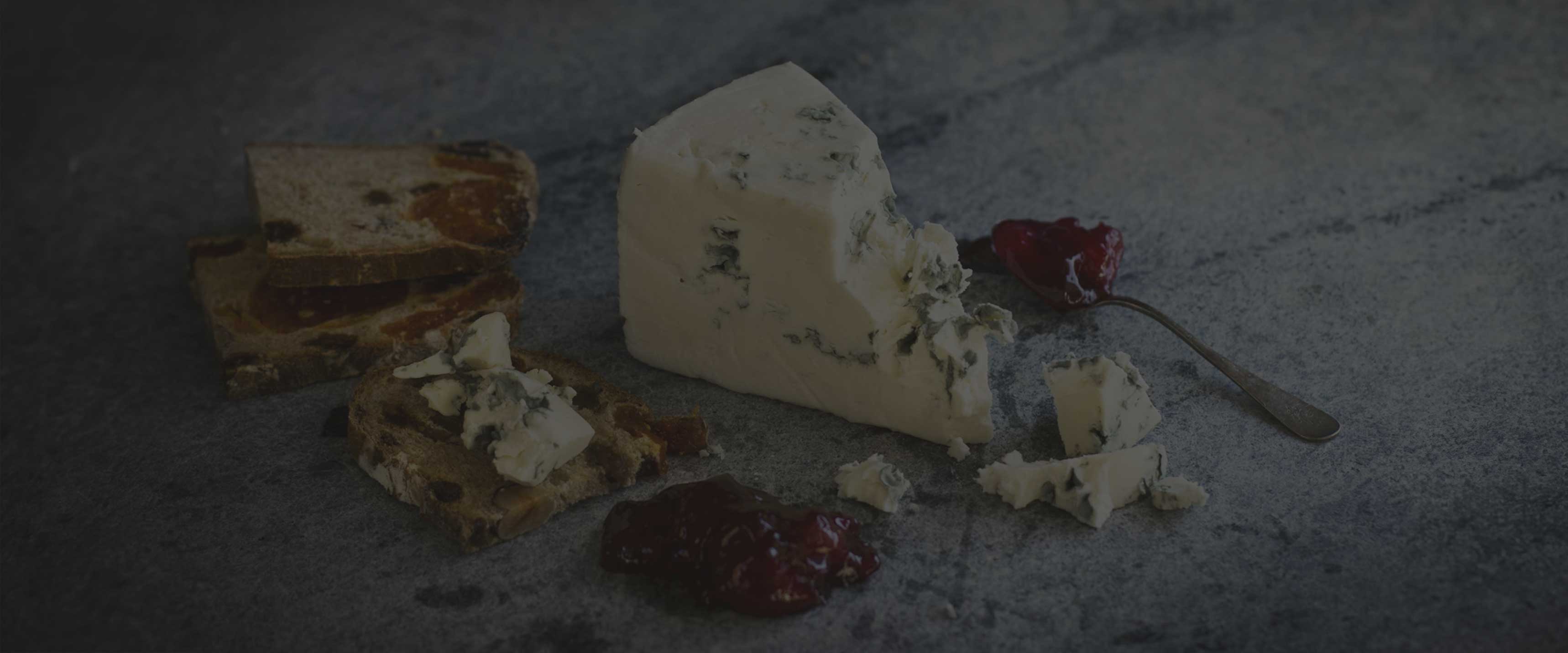 Blåmögelost med skedar och marmelad