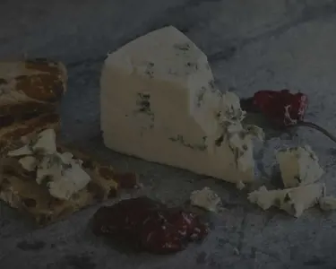 Blåmögelost med skedar och marmelad