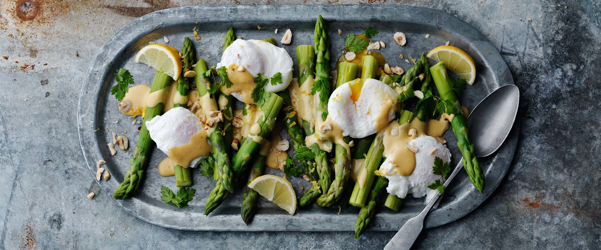 Sparris med pocherat ägg och hollandaise noisette