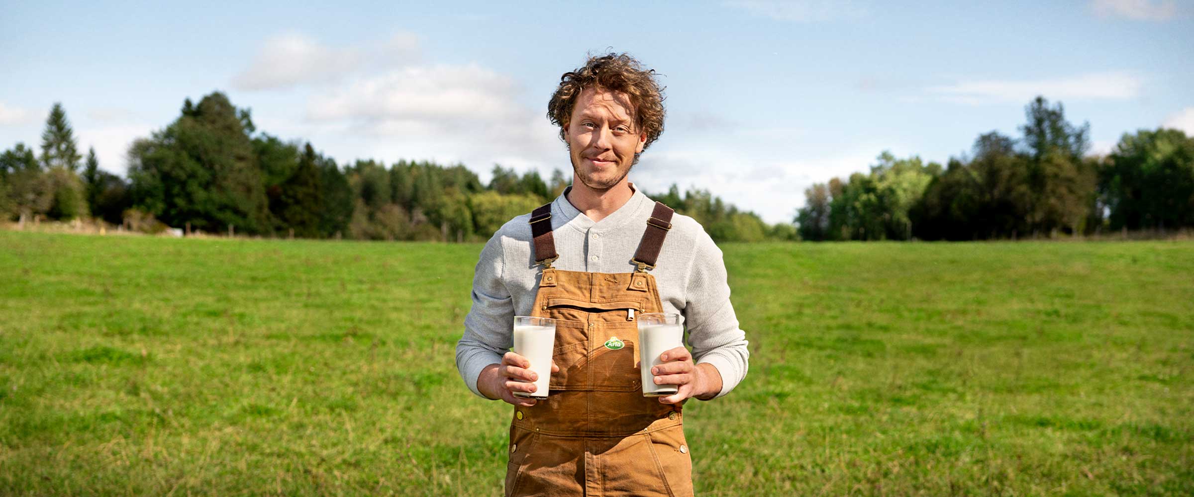 Bonde pekar på mjölkglas