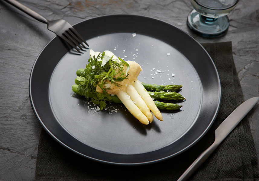 Sparris med brynt äggsmör