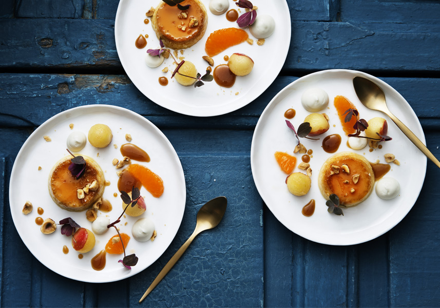 Creme caramell med hasselnötter och flamberade äpplen