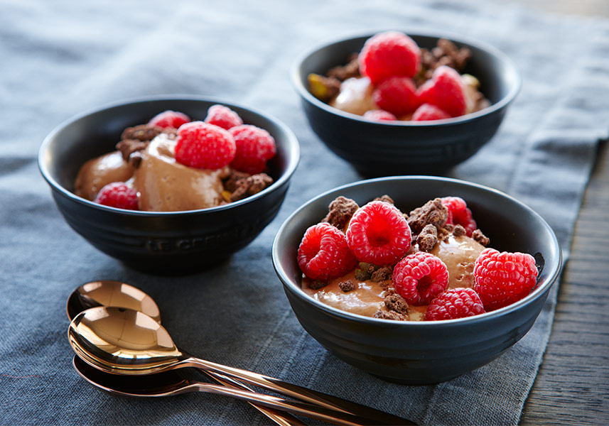 Mjölkchokladmousse med browniesmulor och hallon