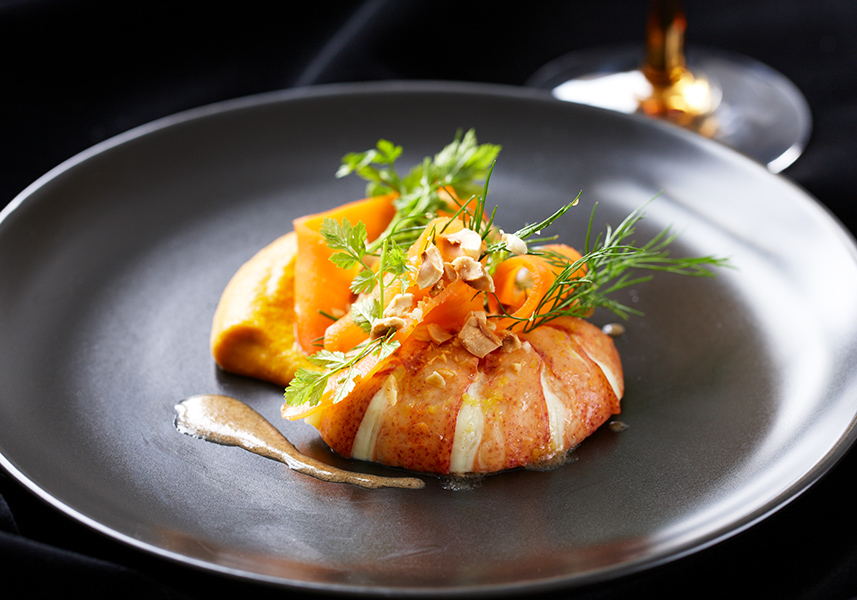 Hummer med rostad morotskräm och hasselnötsdressing