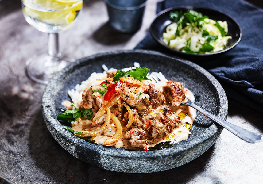 Högrevsgryta med syrad grädde och sambal