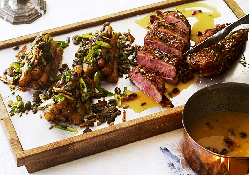 Kryddstekt ankbröst med apelsinsky och krispiga svartrötter