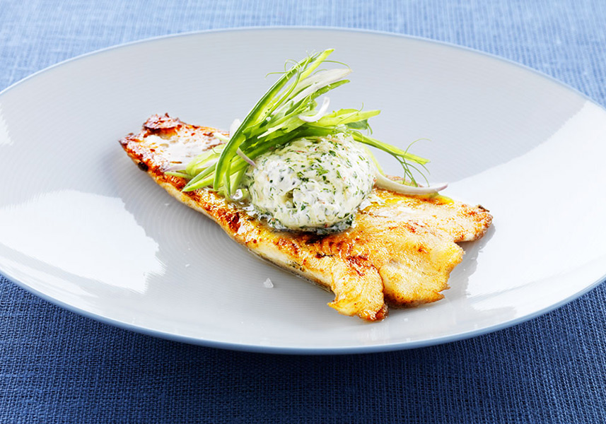 Stekt gös med ört- och skaldjurssmör och sockerätssallad