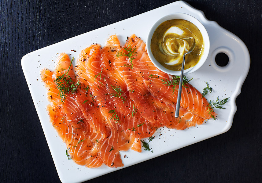 Dill- och kummingravad lax