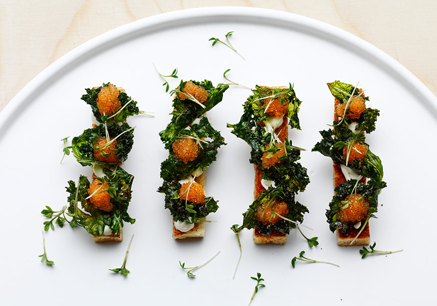 Krutonger med friterad grönkål och löjrom