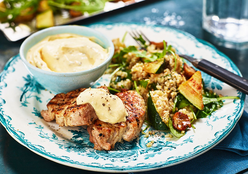 Grillad fläskfile med grönsaksbulgur och chilibearnaise