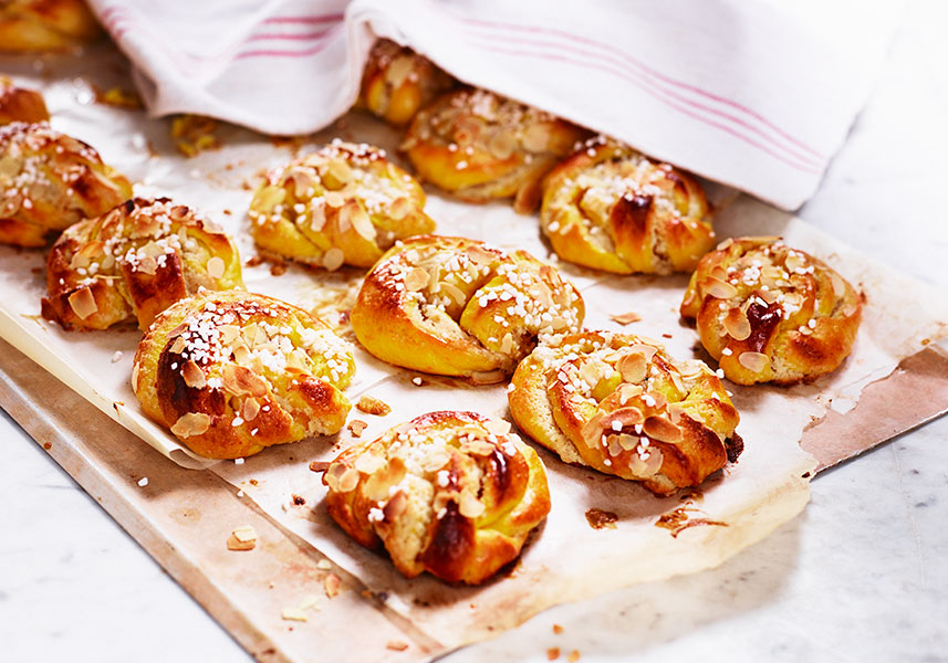 Saffransbullar med mandelmassa