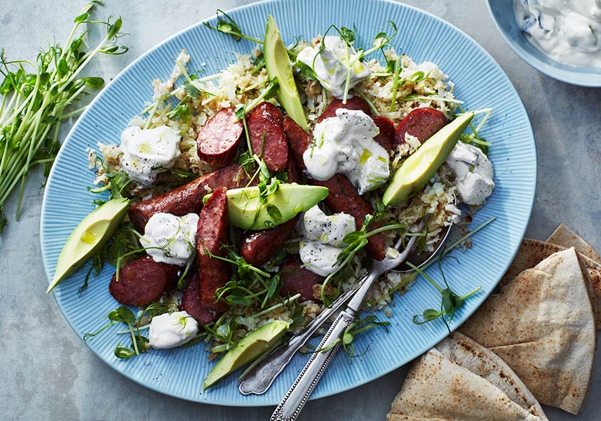 Blomkålssallad med avokado och kryddiga korvar