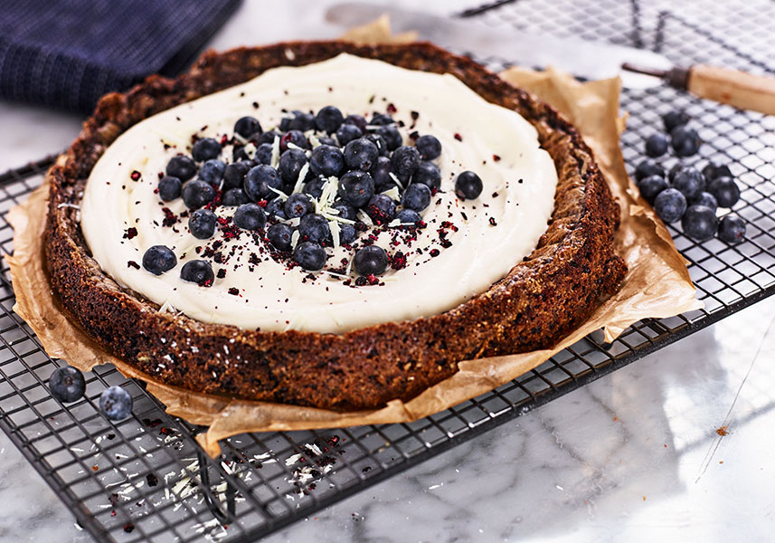 Blåbärskladdkaka med vit choklad och kardemumma