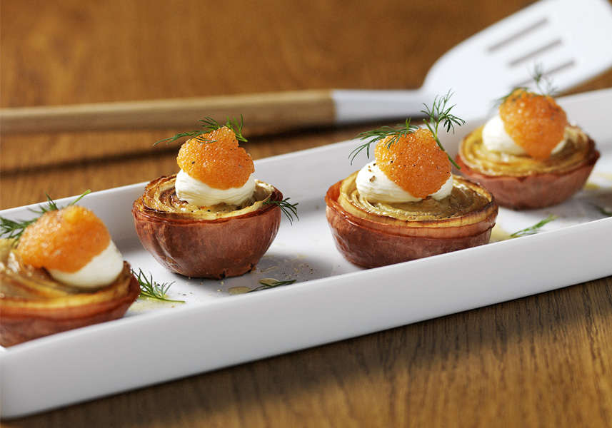 Ugnsbakad lök med löjrom och crème fraiche