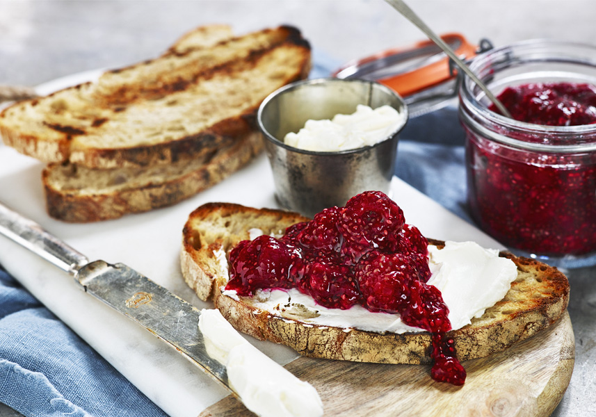 	Rostad levain med färskost och rårörda chia- och hallonsylt