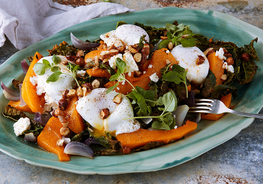 Rostad pumpa med svartkål pocherat ägg och brynt hasselnötssmör