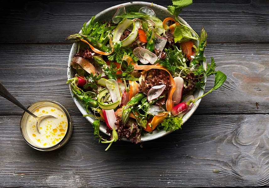 Skördesallad med gräddig dressing