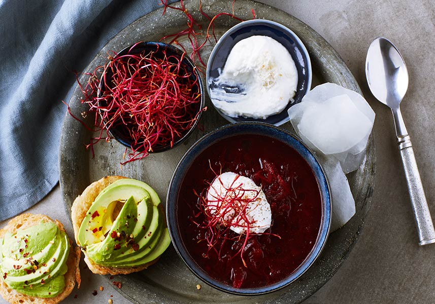 Rödbetssoppa med pepparrotskvarg, rödbetsskott och hyvlad kålrabbi