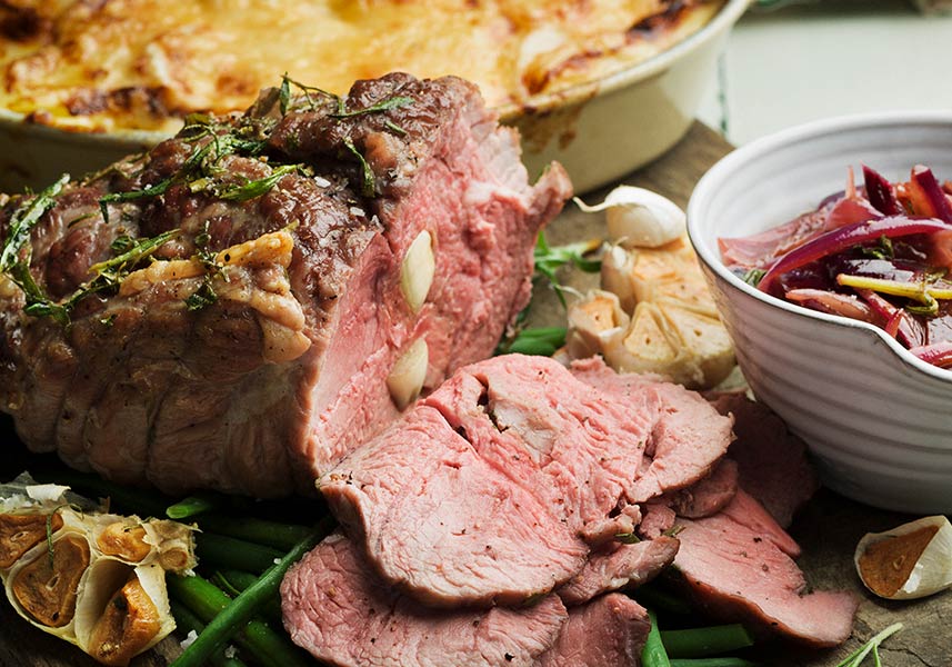 Vitlöksspäckad lammstek med potatisgratäng och rödvinskokt rödlök