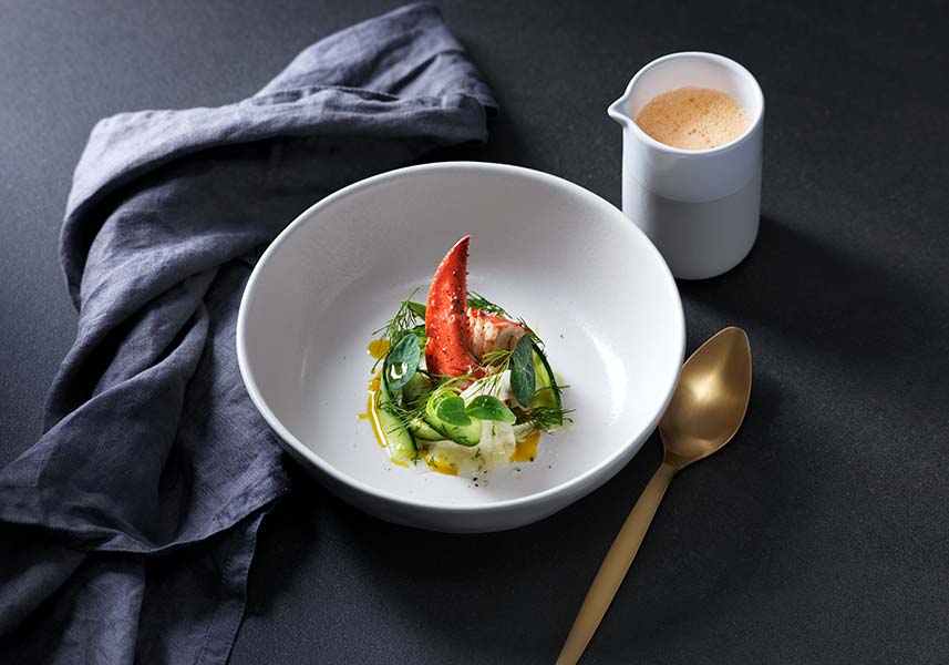 Skaldjursbisque med hummer och picklad gurka