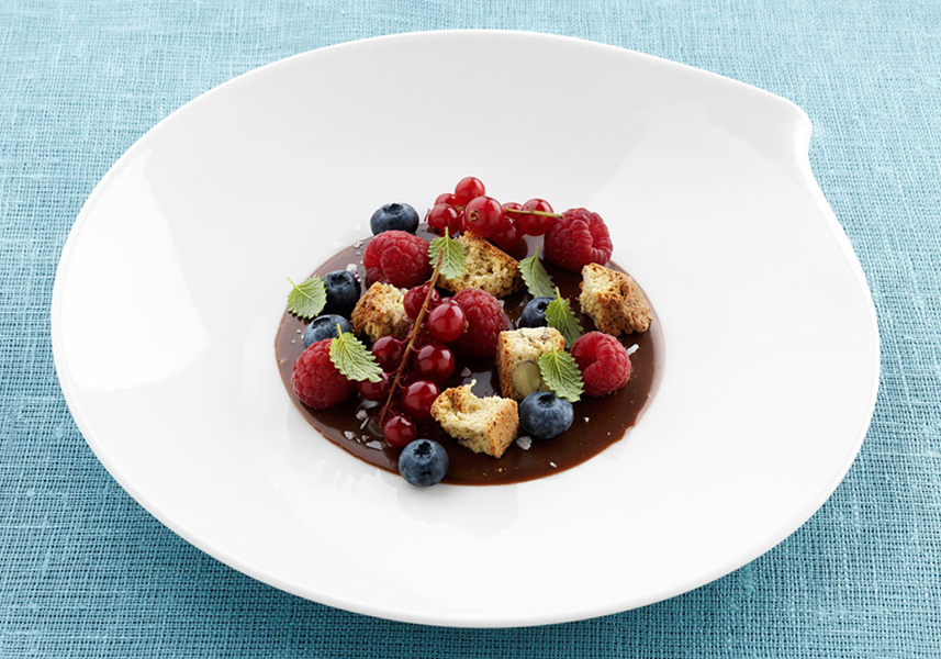 mjölkchoklad med mandelbiscotti och färska bär