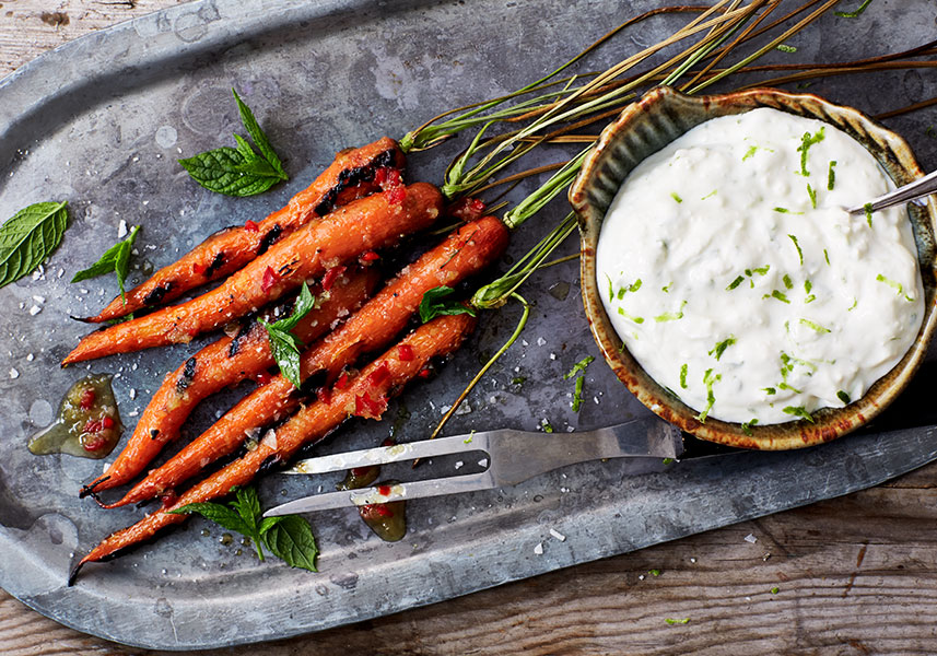 Helgrillade morötter med honungsglaze och ostkräm