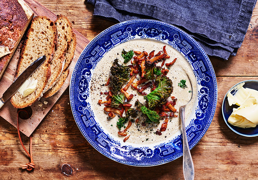 Kantarellsoppa med grönkålschips