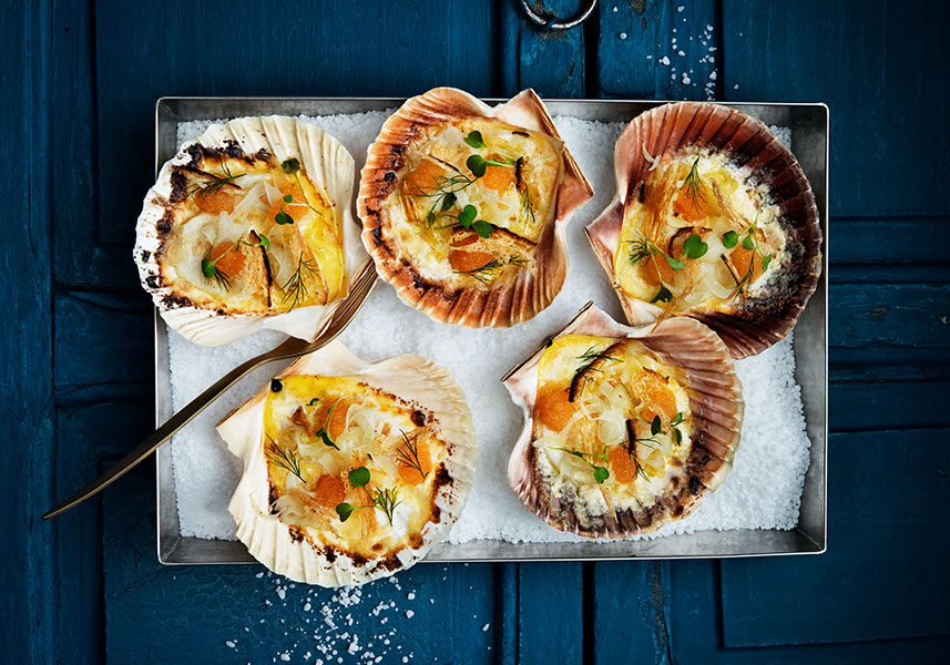 Gratineras pilgrimsmussla med mandel, syltad fänkål och löjrom