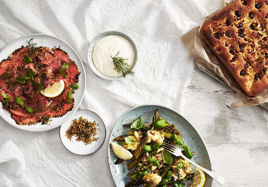 Vårbord med gravlaxsås och sparris