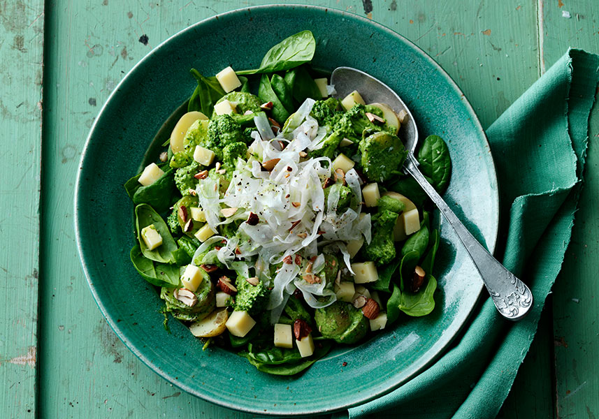 Potatissallad med grön dressing och cheddarost