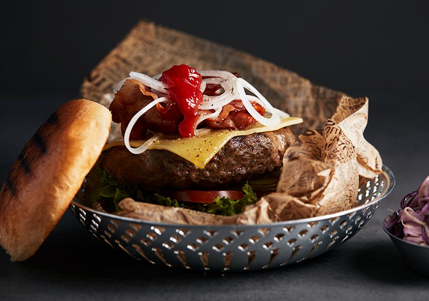 Högrevsburgare med bacon och cheddar