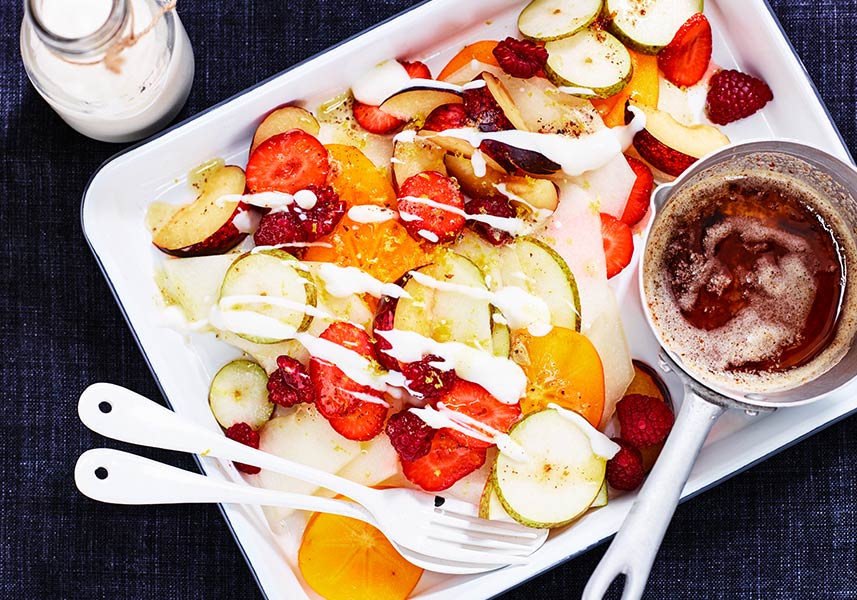 Varm frukt med frisk yoghurt och brynt smör