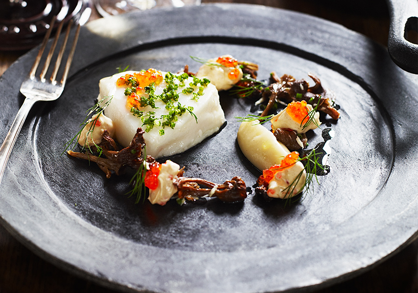 Bakad hälleflundra med jordärtskocka och syltade trattkantareller