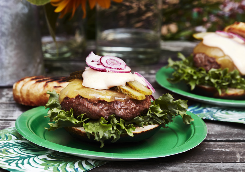Cheeseburgare med hamburgerdressing