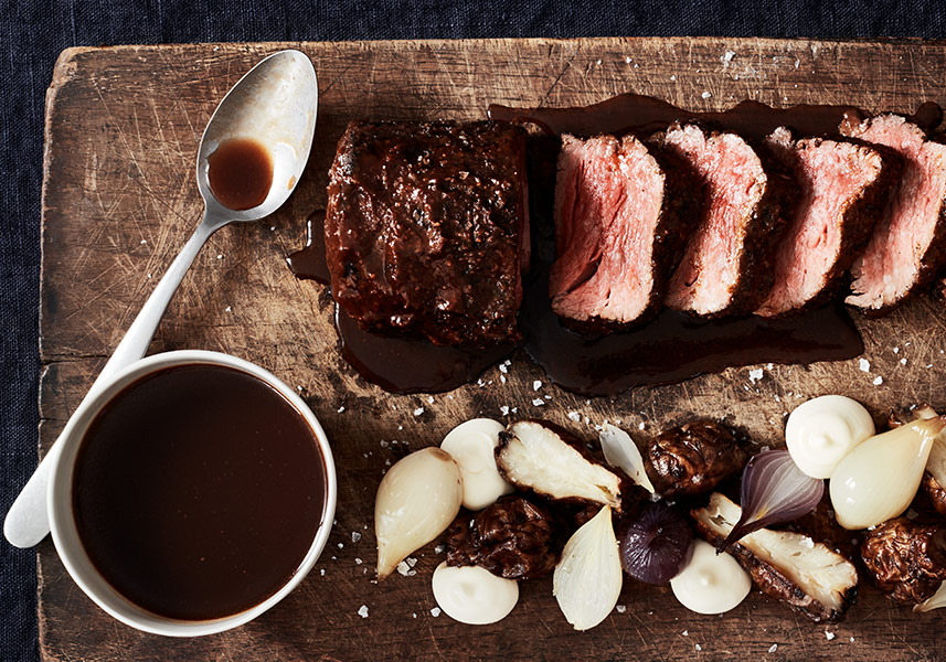 Misostekt oxfilé med jordärtskocka, soja och steklök 