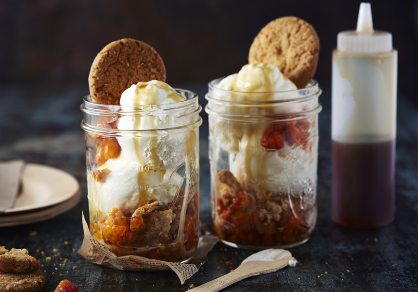 Sundae med hjortron och kaksmulor