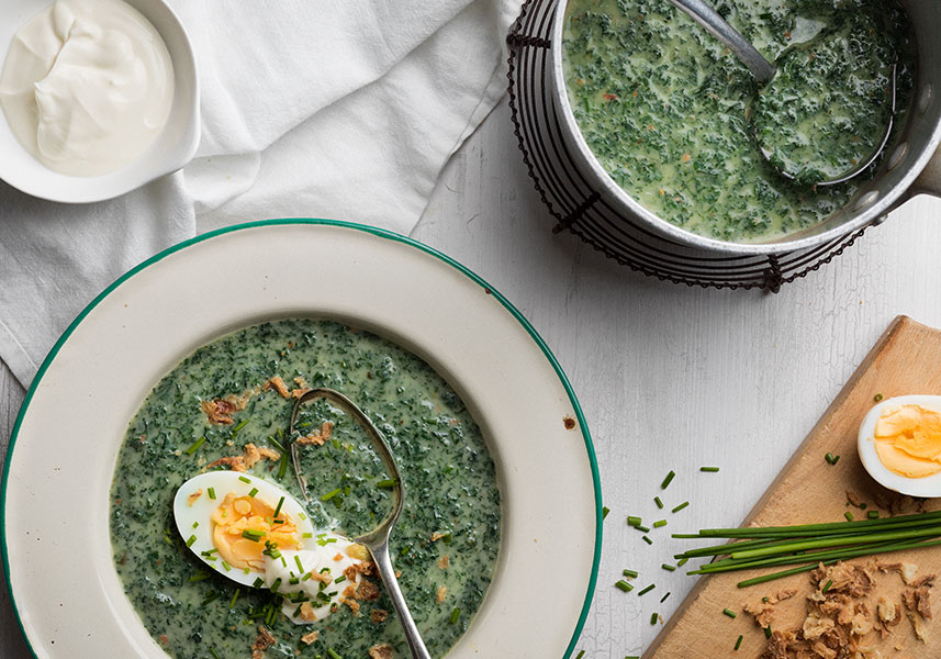 Nässelsoppa med mjuktkokt ägg och rostad lök