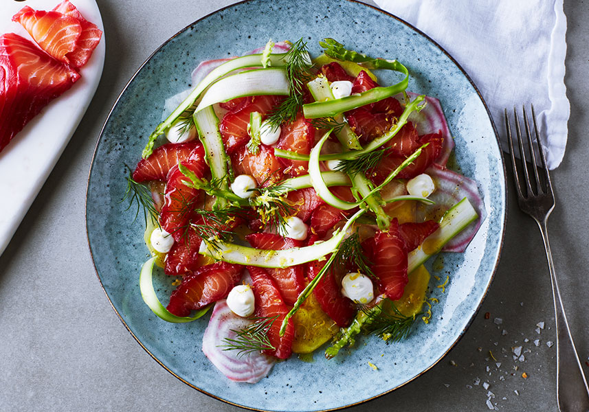 Rödbetsgravad lax med kruditéer och vispad citronkräm
