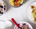 Skålar med yoghurt